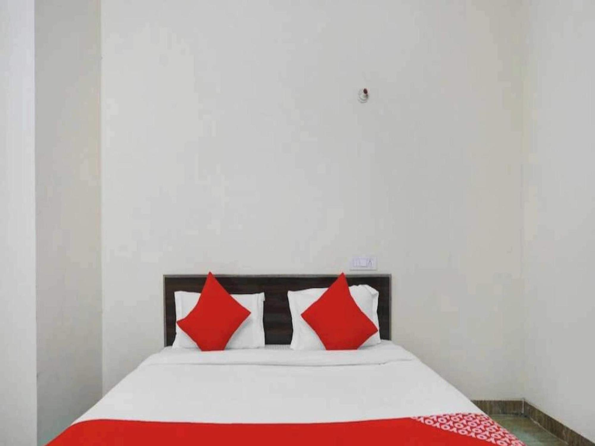 Hotel Sky Bird Bhauli Buitenkant foto