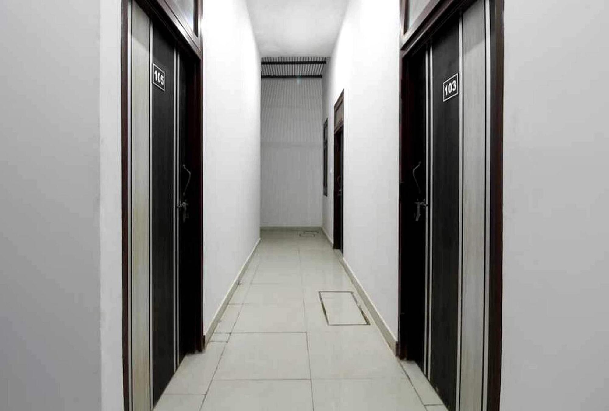 Hotel Sky Bird Bhauli Buitenkant foto
