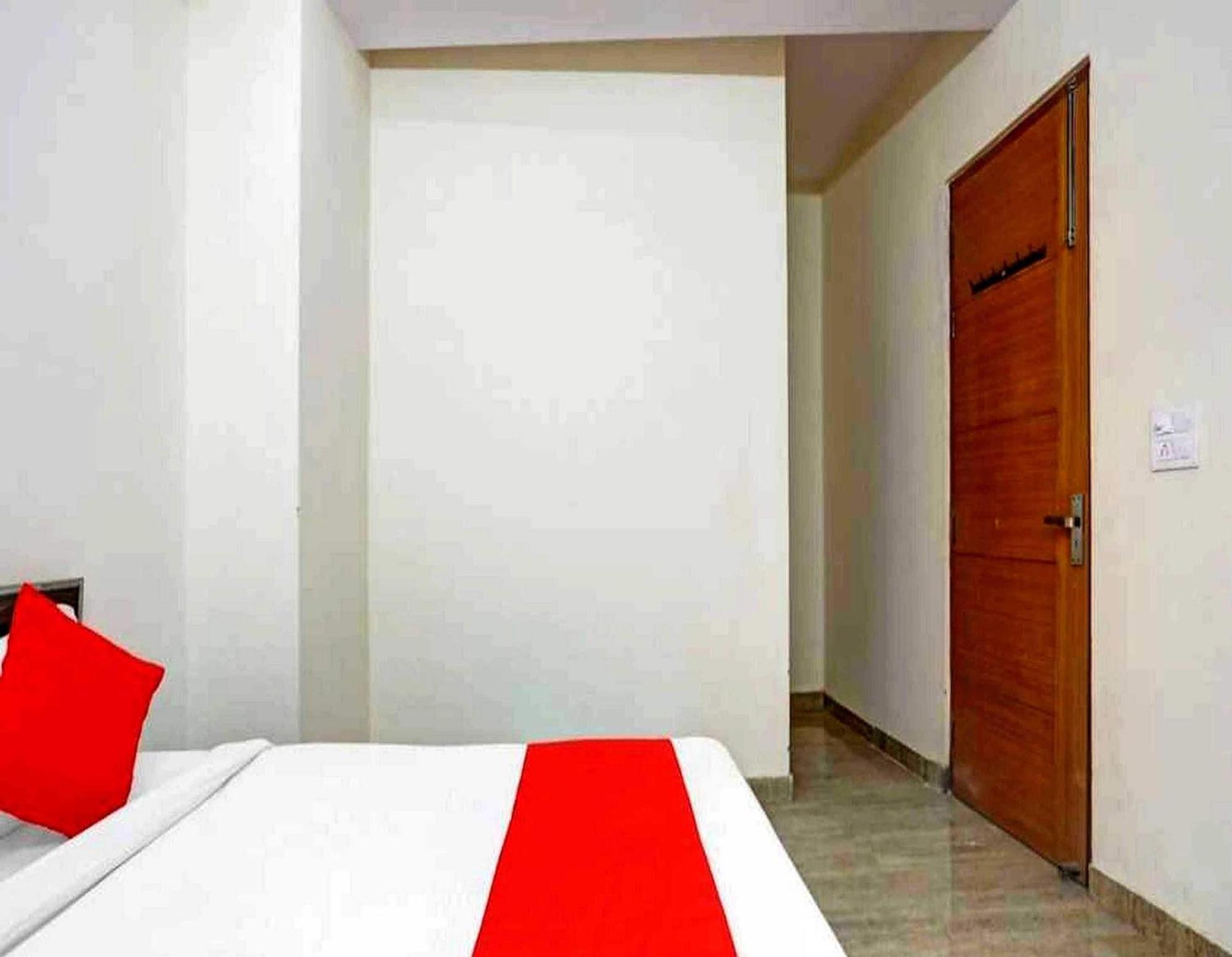 Hotel Sky Bird Bhauli Buitenkant foto
