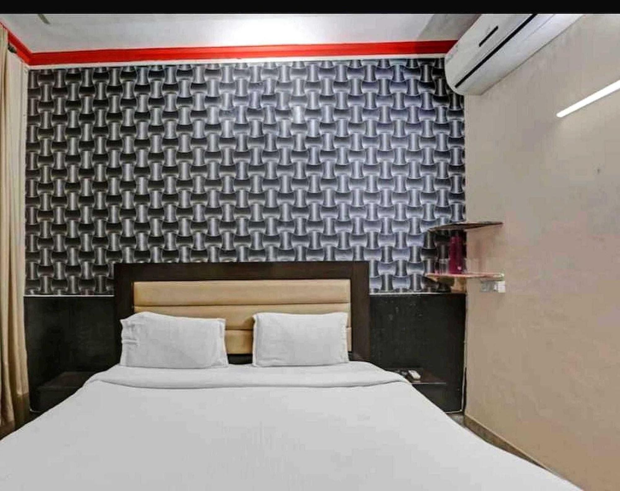Hotel Sky Bird Bhauli Buitenkant foto