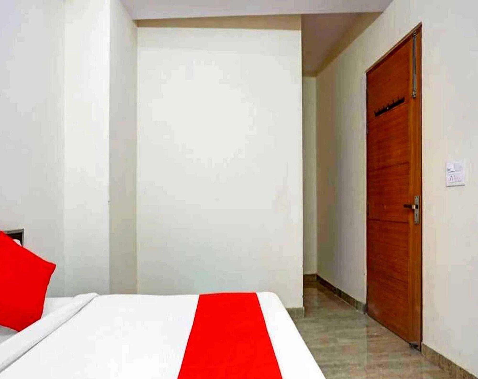 Hotel Sky Bird Bhauli Buitenkant foto