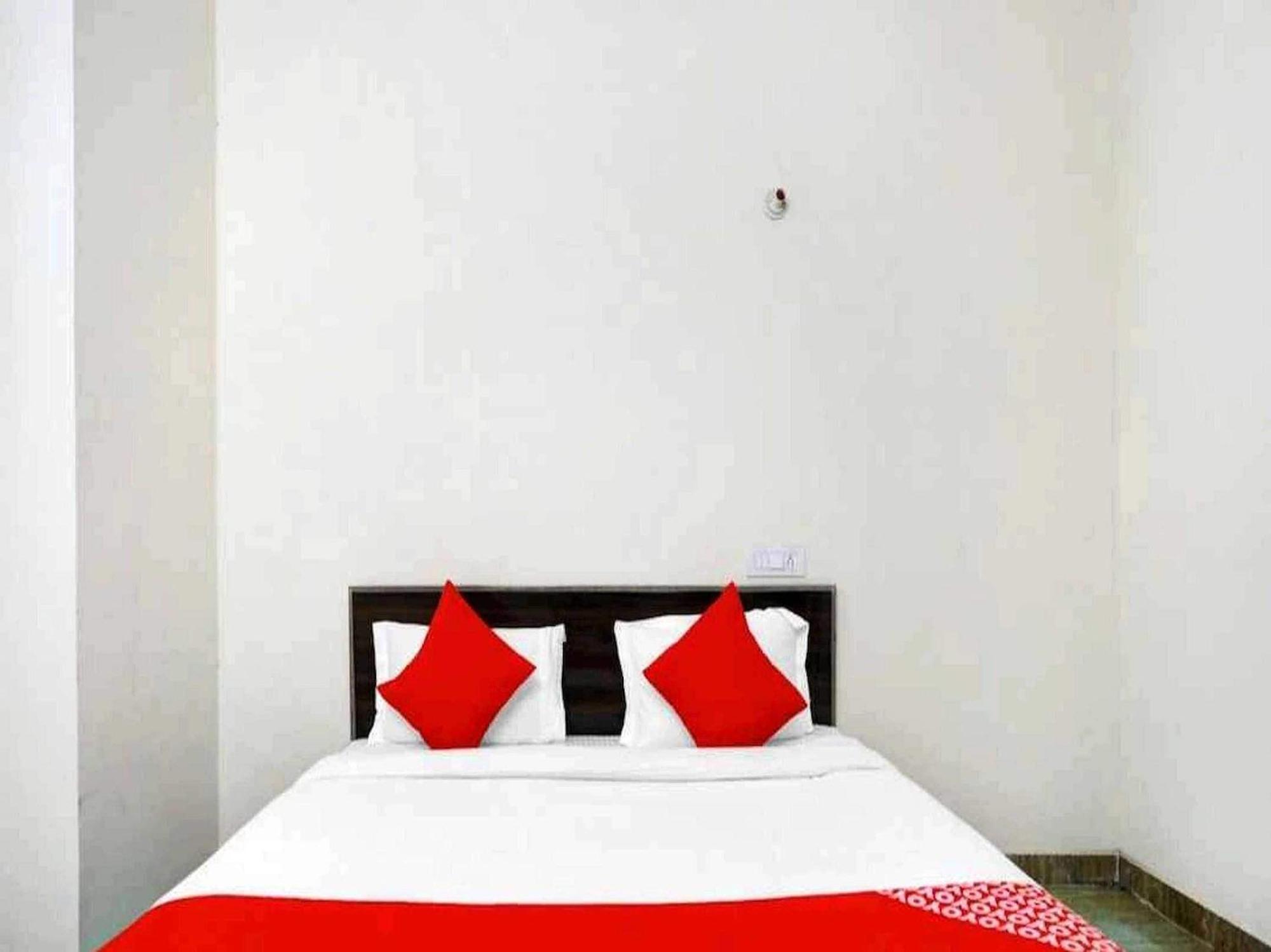 Hotel Sky Bird Bhauli Buitenkant foto