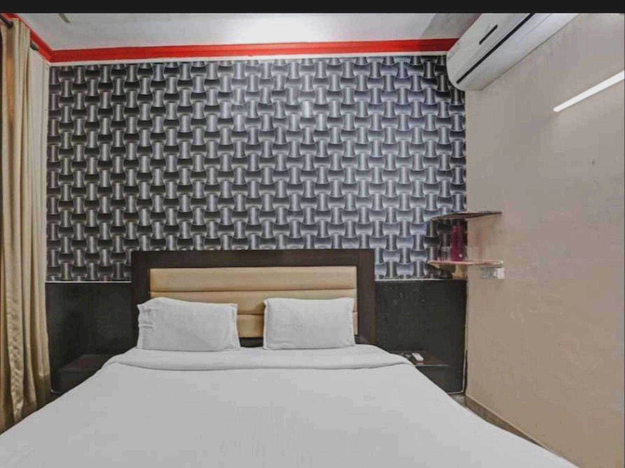 Hotel Sky Bird Bhauli Buitenkant foto
