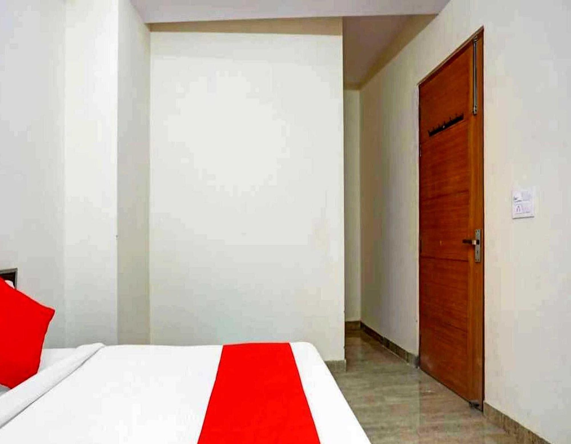 Hotel Sky Bird Bhauli Buitenkant foto