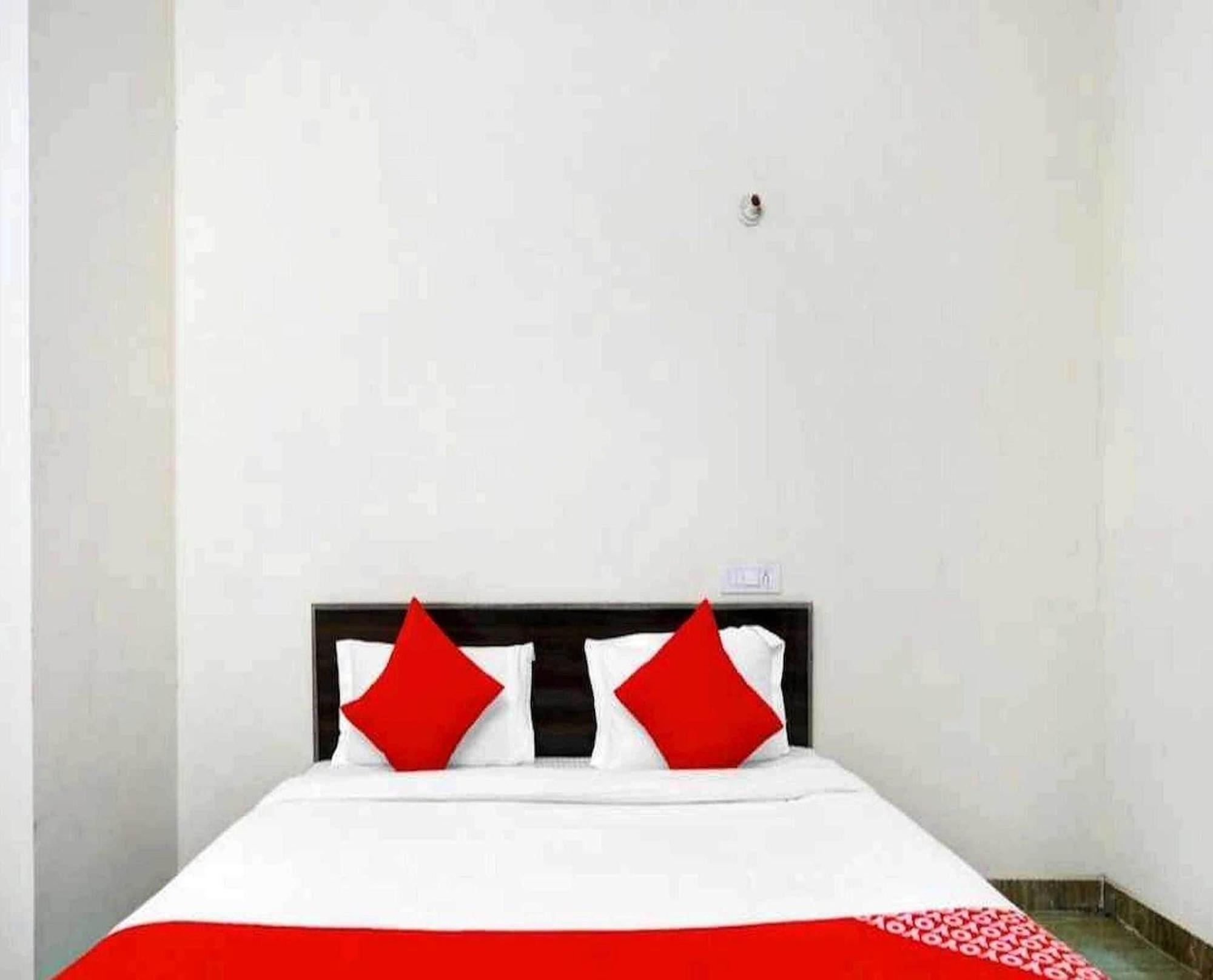 Hotel Sky Bird Bhauli Buitenkant foto