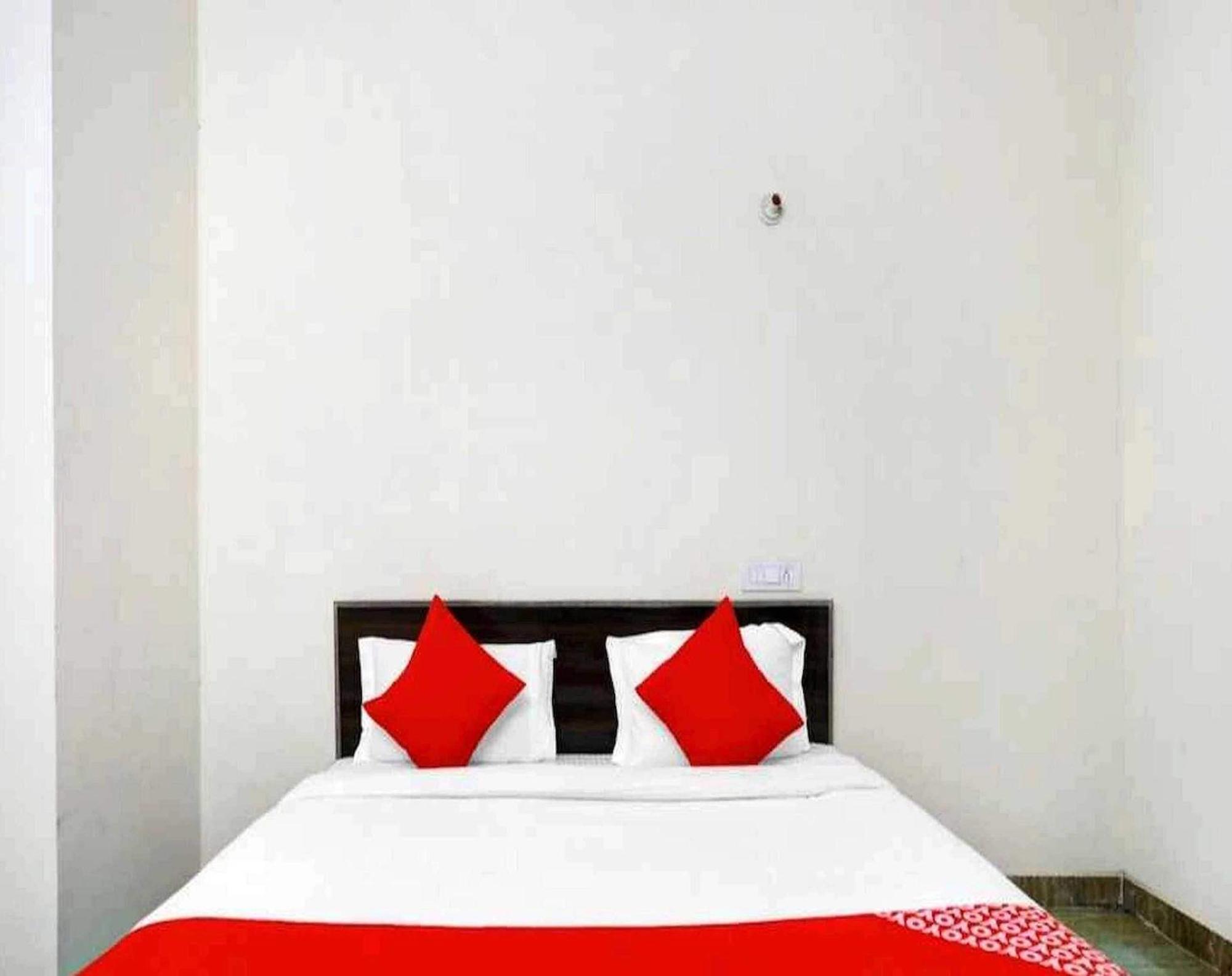 Hotel Sky Bird Bhauli Buitenkant foto