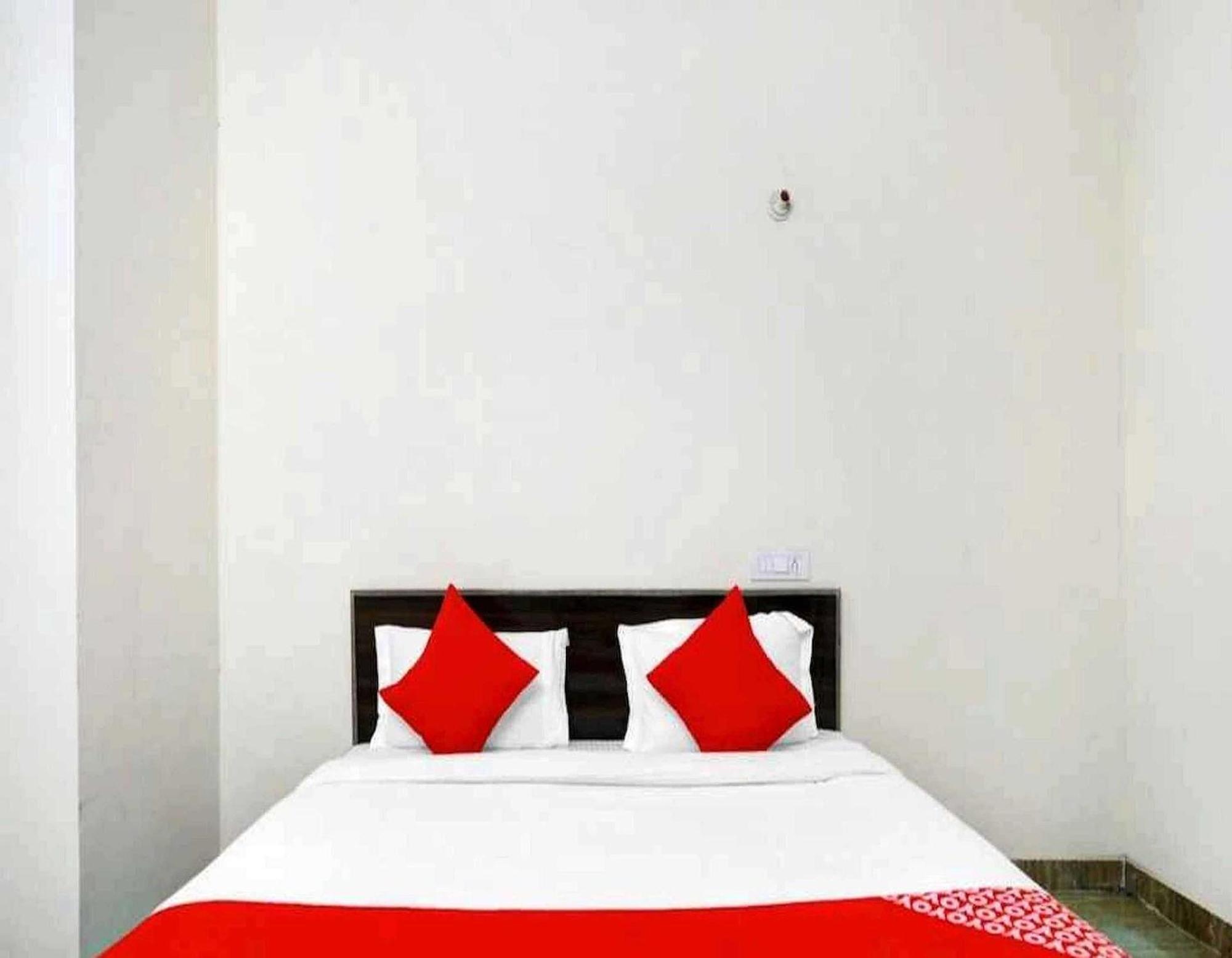 Hotel Sky Bird Bhauli Buitenkant foto