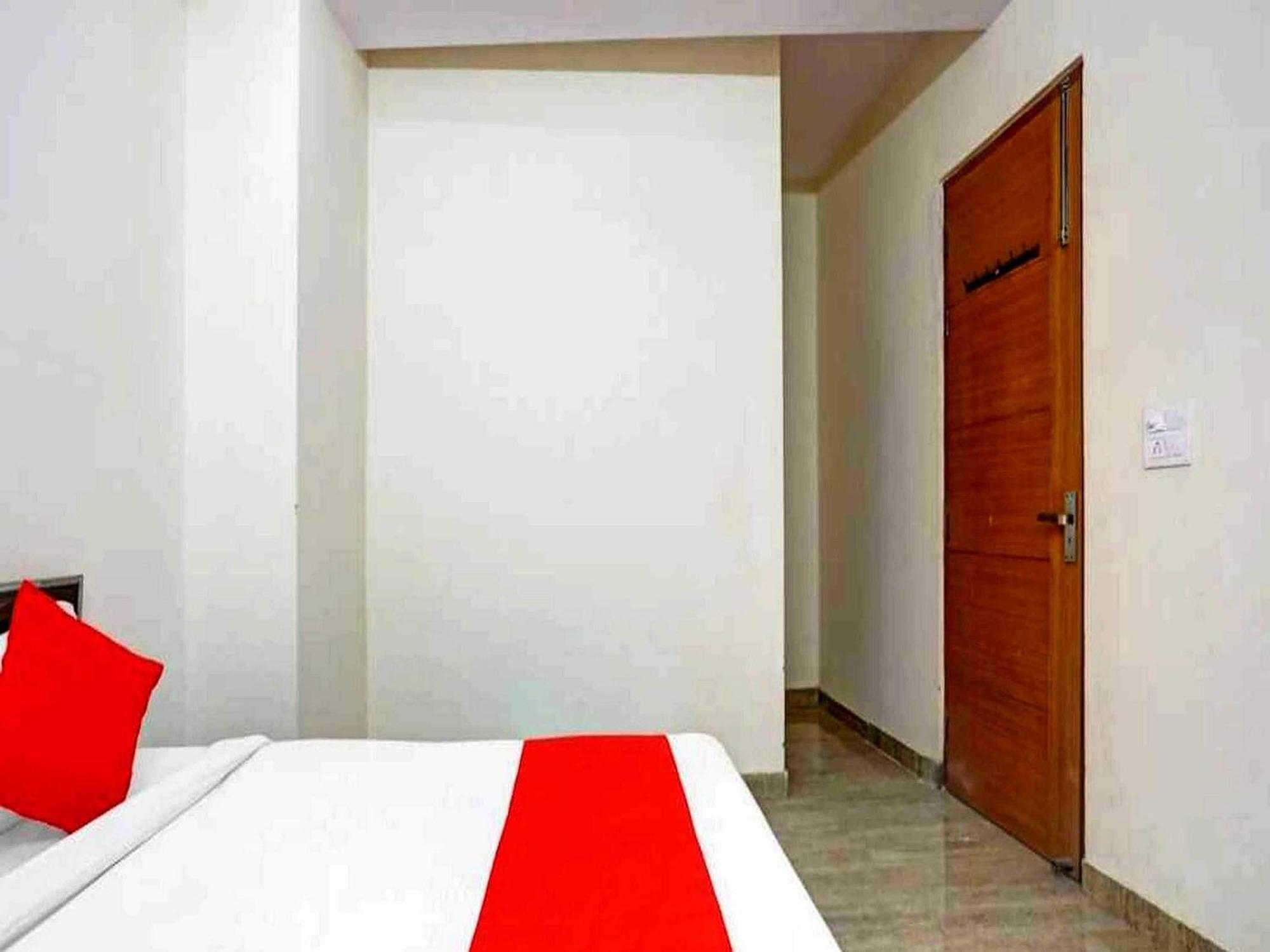 Hotel Sky Bird Bhauli Buitenkant foto