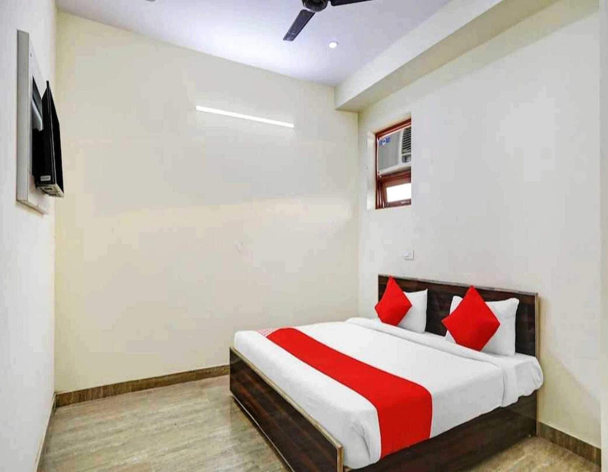 Hotel Sky Bird Bhauli Buitenkant foto